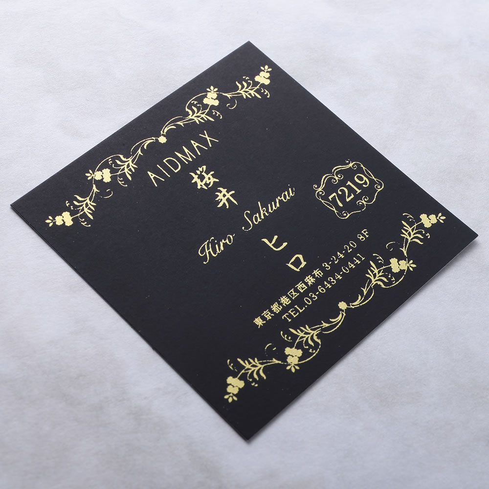 マットブラックの台紙に金文字をスタイリッシュに組み合わせ正方形にカットしたキュートな小型名刺。No.7219