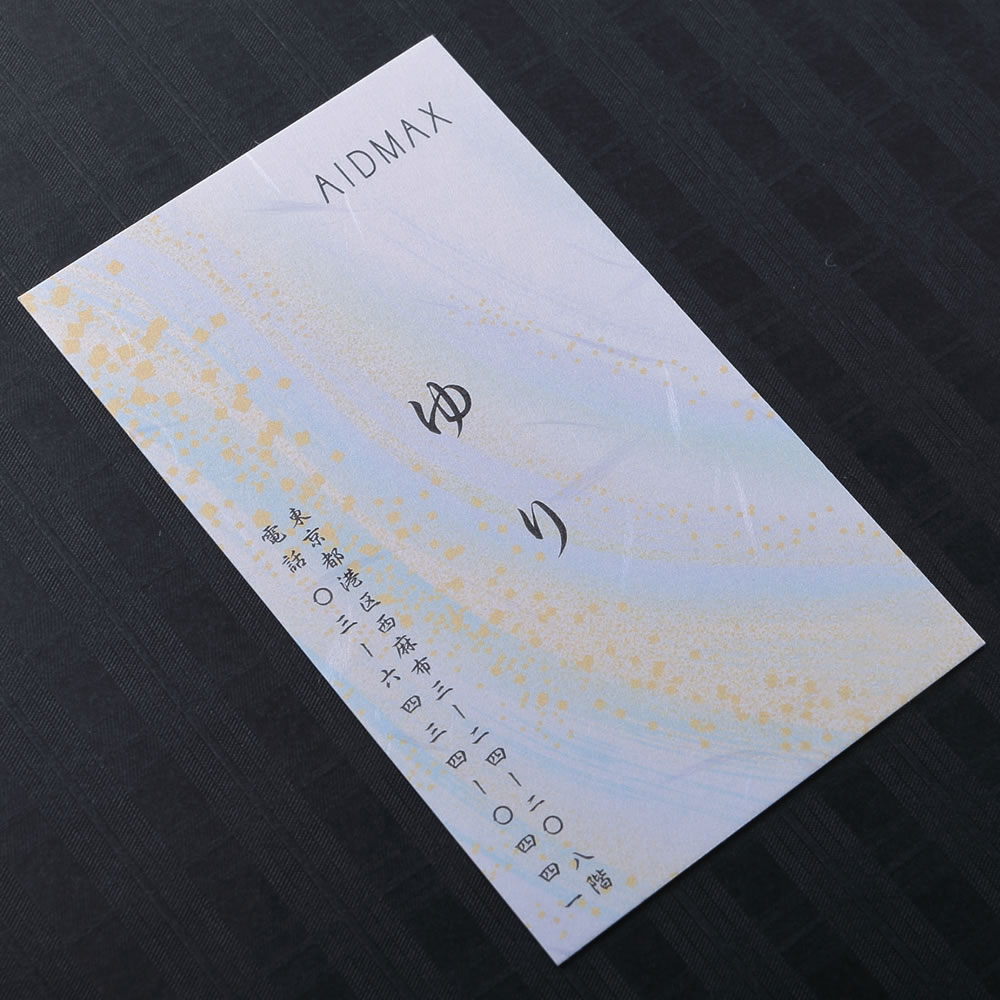 凛とした柔らかな暖かみのある和紙の表面にデザインをあしらった和が持つぬくもりを感じる和紙名刺。No.2537