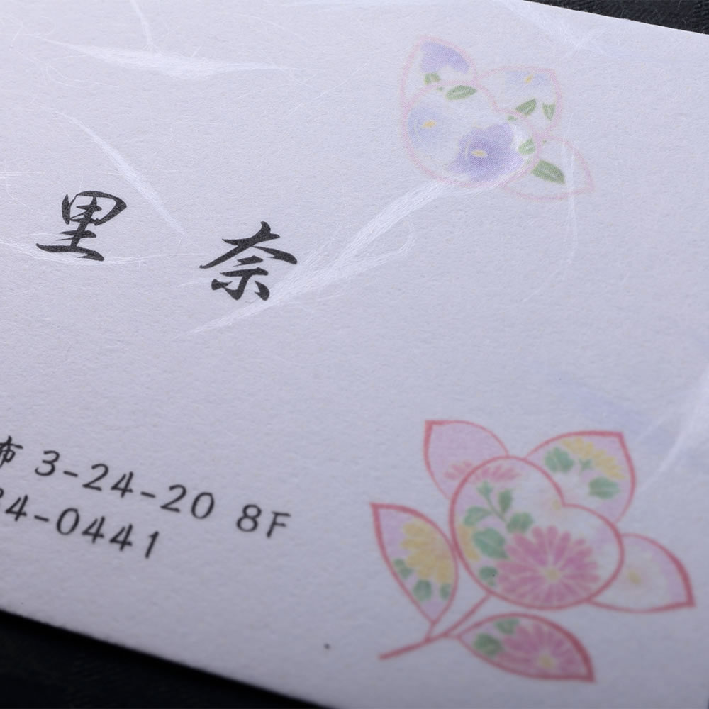 凛とした柔らかな暖かみのある和紙の表面にデザインをあしらった和が持つぬくもりを感じる小型和紙名刺。No.3205