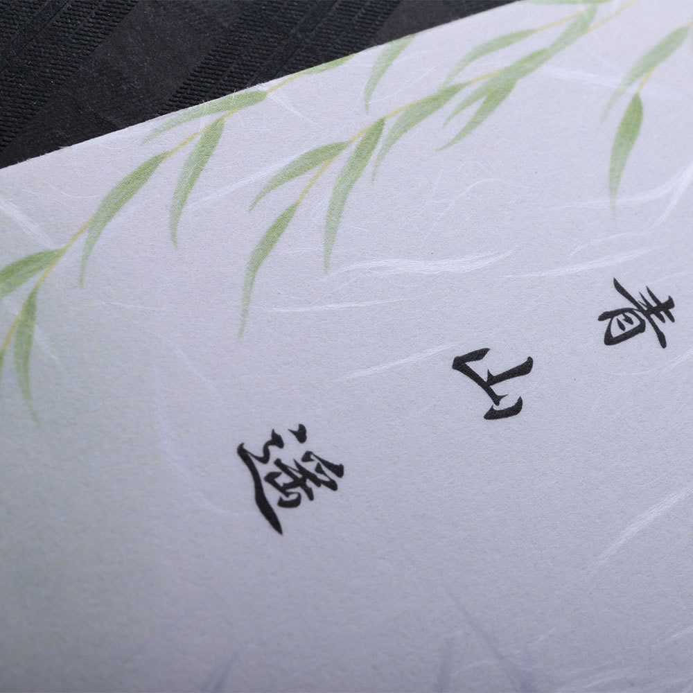 凛とした柔らかな暖かみのある和紙の表面にデザインをあしらった和が持つぬくもりを感じる小型和紙名刺。No.3239