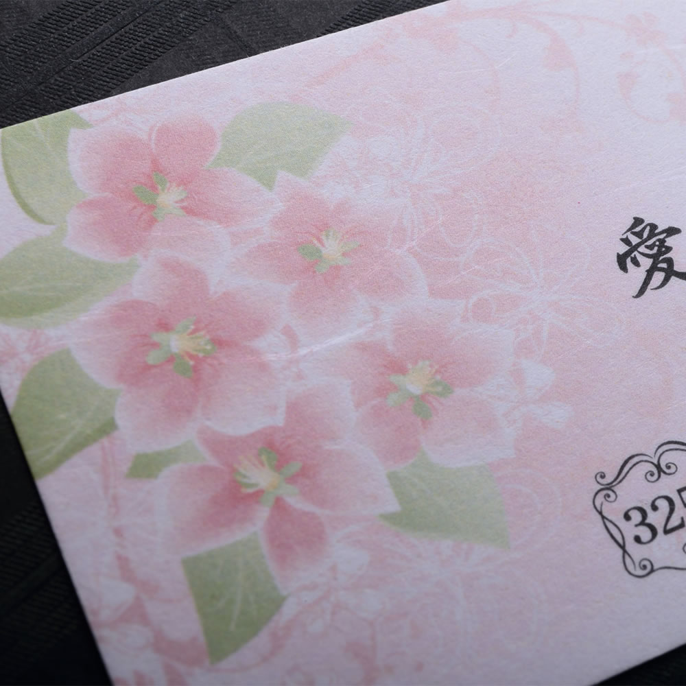 凛とした柔らかな暖かみのある和紙の表面にデザインをあしらった和が持つぬくもりを感じる小型和紙名刺。No.3259