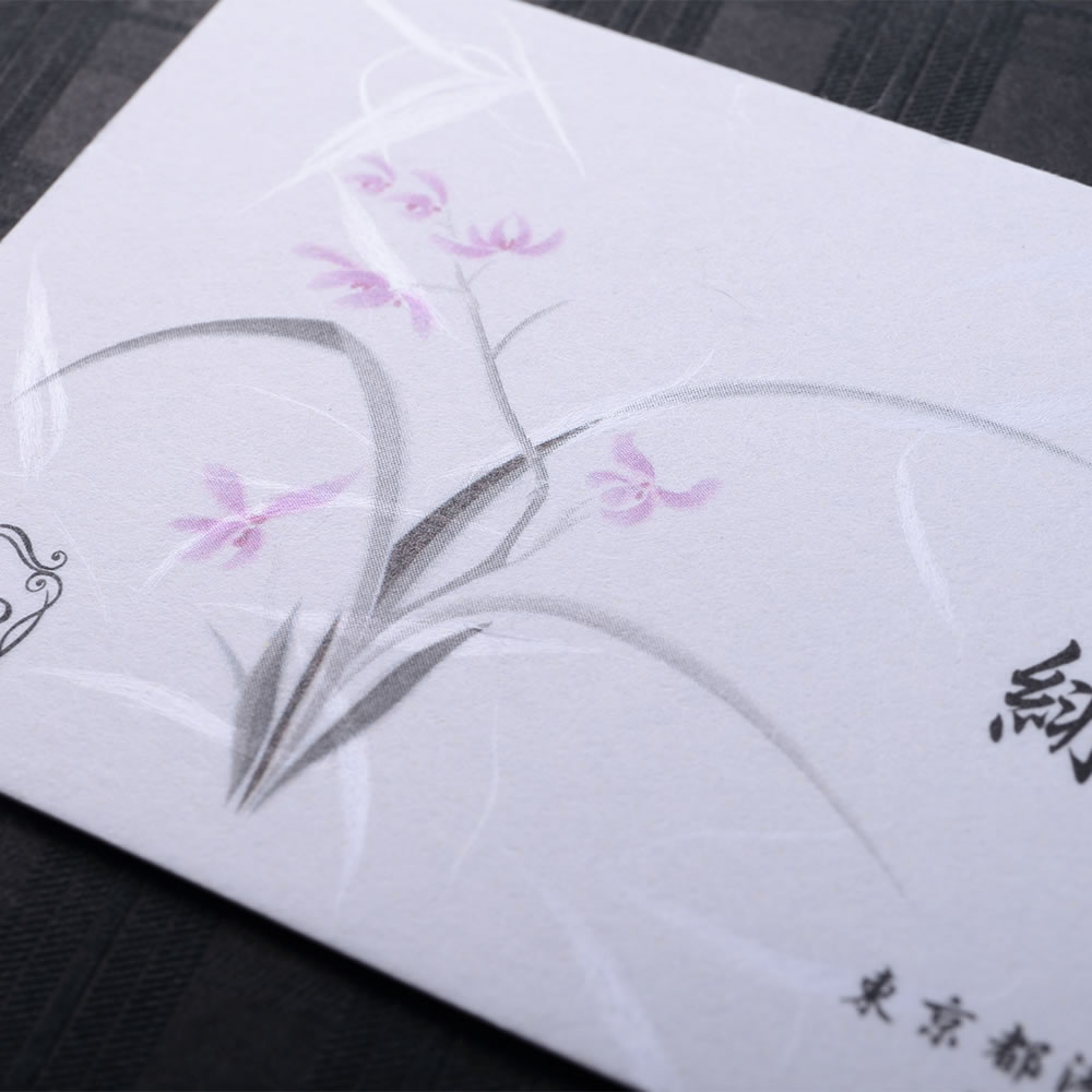 凛とした柔らかな暖かみのある和紙の表面にデザインをあしらった和が持つぬくもりを感じる小型和紙名刺。No.3438