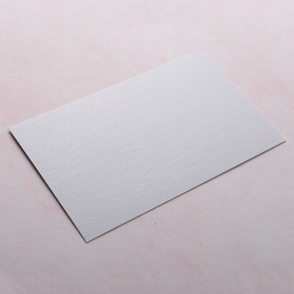 繊細な表情の有る紙質にシンプルなデザインが引き立つオシャレで魅力的な写真名刺。No.5908