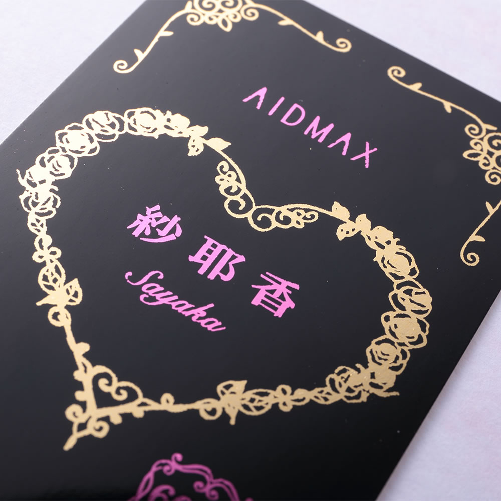 光沢のある黒い台紙にメタル調のピンク文字をスタイリッシュに組み合わせたシンプルなオシャレ名刺。No.6064