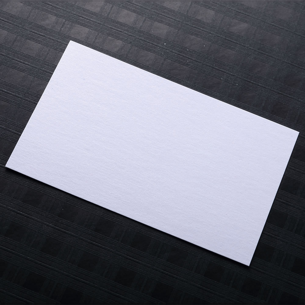 厚みのある白い微粒子が輝く特殊台紙に文字とデザインを盛り上げ加工で処理したビューティー名刺。No.6084