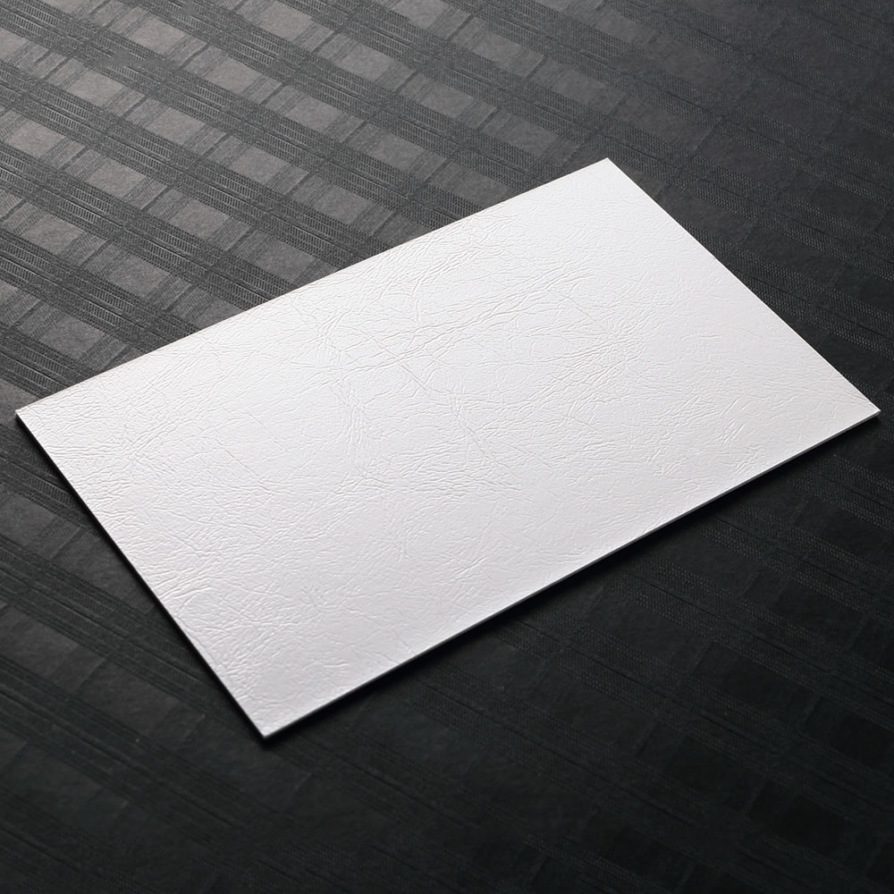 スタイリッシュな白色レザー素材に筆記体の文字をオシャレにレイアウトしたシンプルでキレのある名刺。No.6108