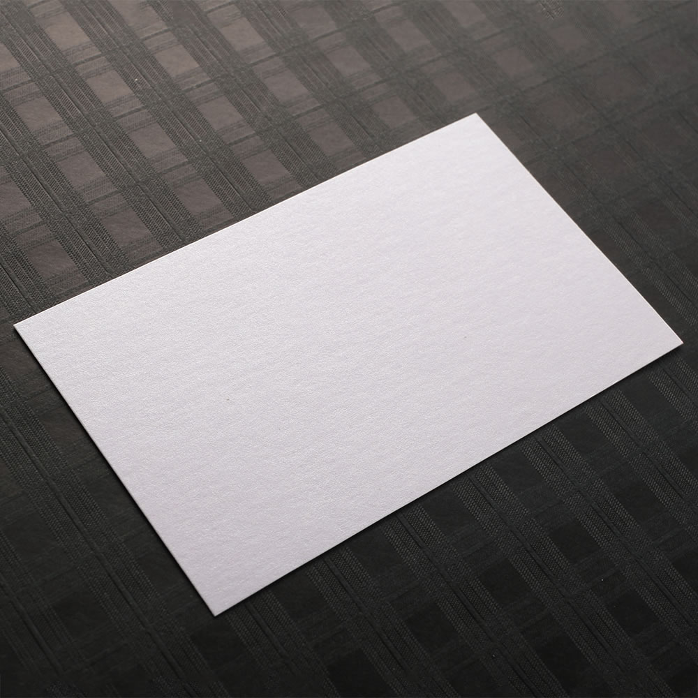 繊細な表情の有る紙質にシンプルなデザインが引き立つオシャレで魅力的な写真名刺。No.7027