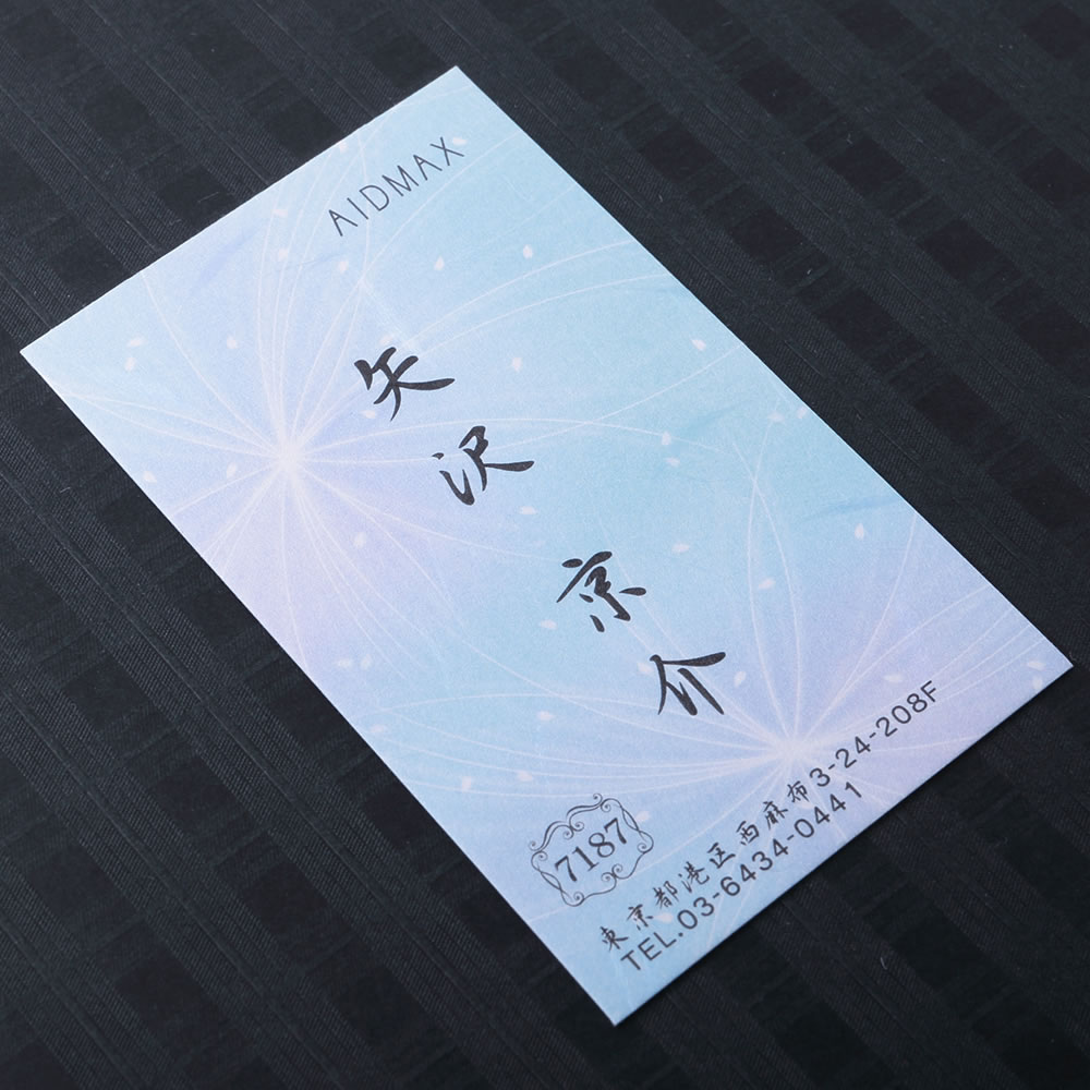 凛とした柔らかな暖かみのある和紙の表面にデザインをあしらった和が持つぬくもりを感じる和紙名刺。No.7187