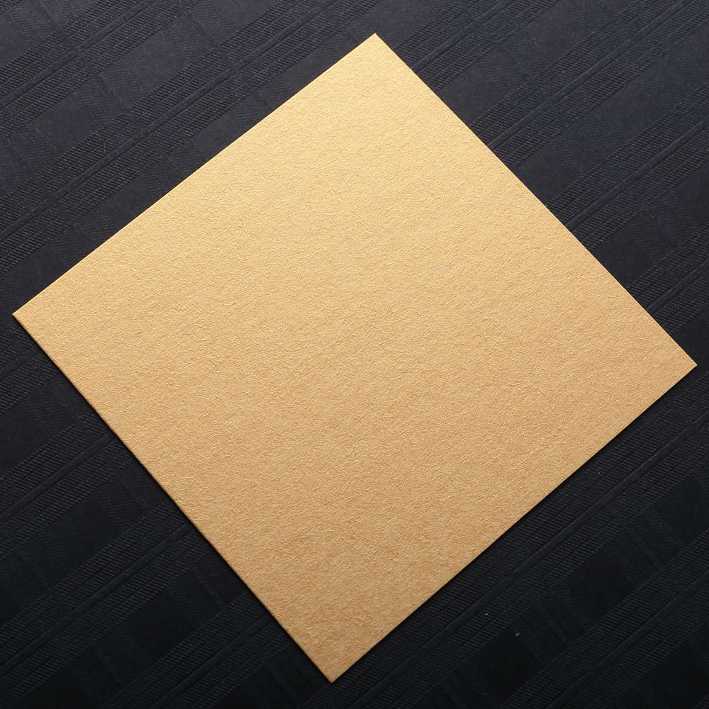 ゴールドの特殊台紙に黒文字をスタイリッシュに組み合わせ正方形にカットしたキュートでオシャレな小型名刺。No.7217