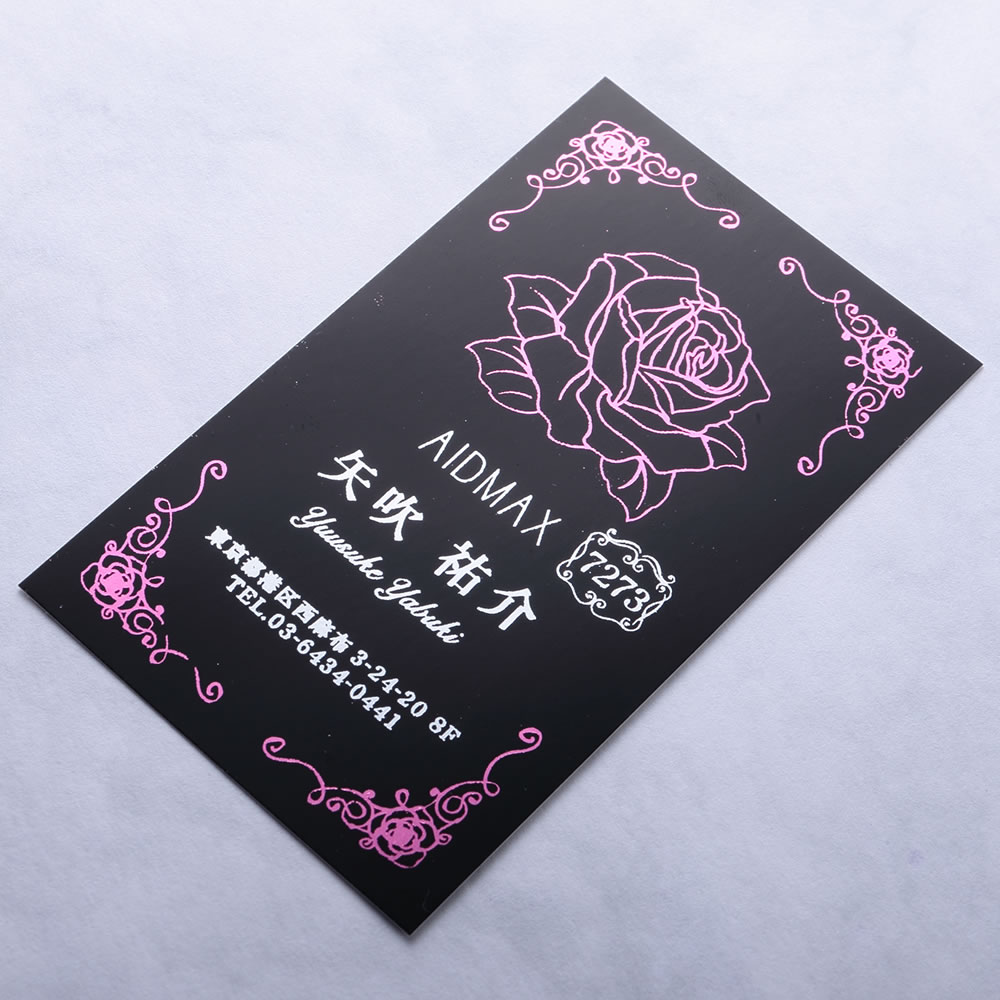 光沢のある黒い台紙にメタル調の銀文字とピンクのデザインをスタイリッシュに組み合わせたシンプルなオシャレ名刺。No.7273