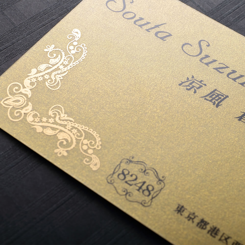 金色のプラスチック素材に金色の飾りとストレートな文字を組み合わせた高級感のあるオシャレ名刺。No.8248